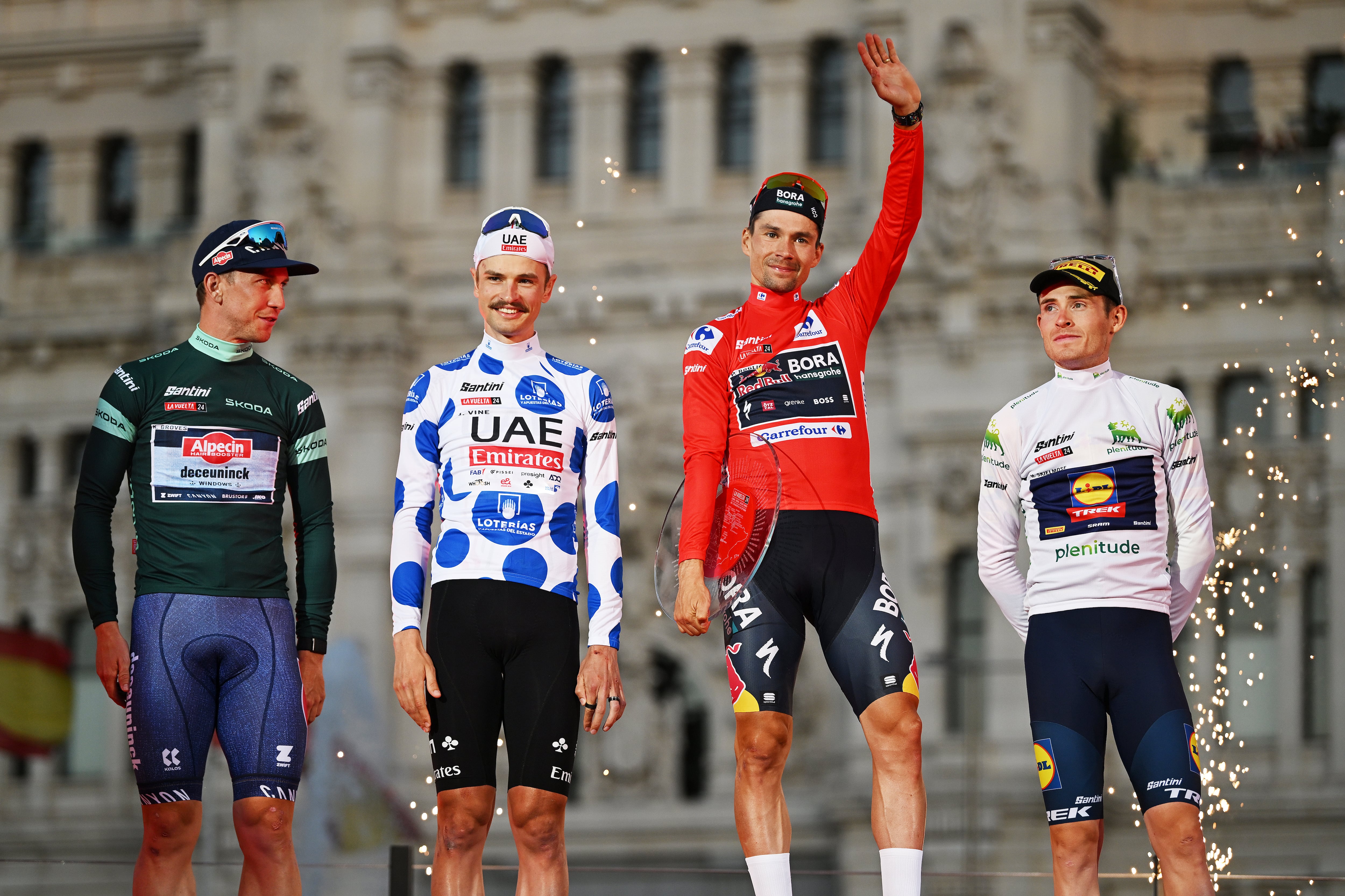 Primoz Roglic celebra la victoria de La Vuelta de 2024 junto a los ganadores del resto de maillots