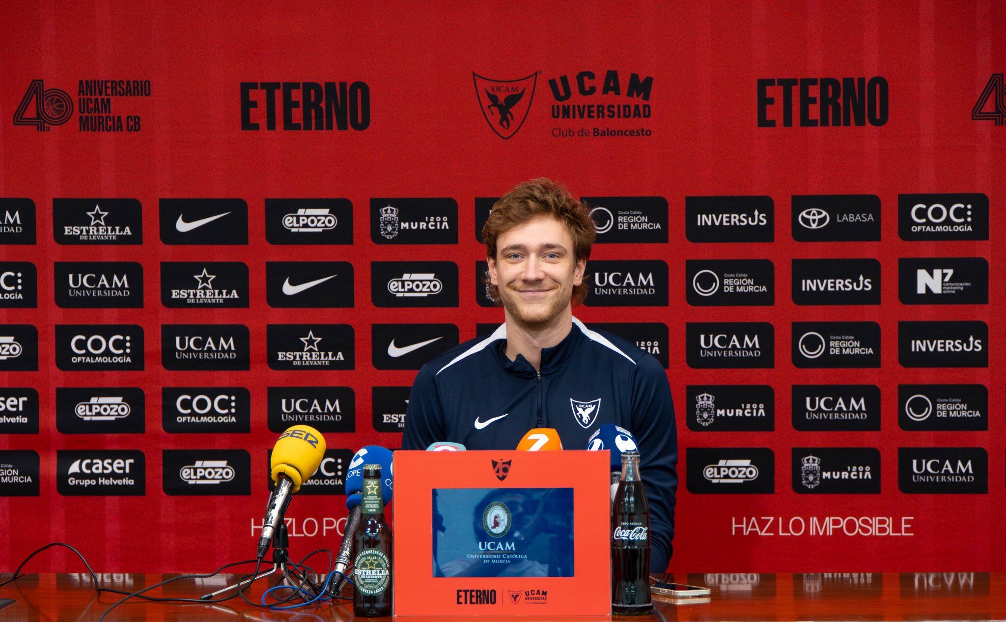 Raieste comparece en la sala de prensa del Palacio