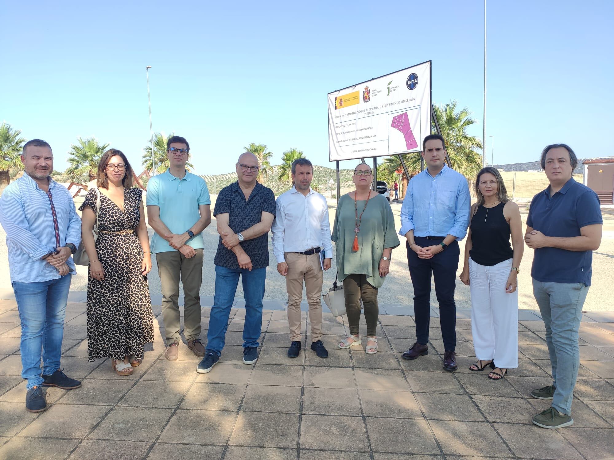 Miembros de la candidatura del PSOE en los terrenos del futuro Centro Cetedex en Jaén capital