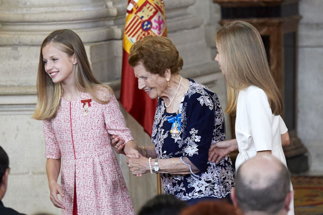 La princesas Leonor y Sofía acompañan a Clotilde Veniel, de 107 años, a que sea condecorada con la Orden al Mérito Civil