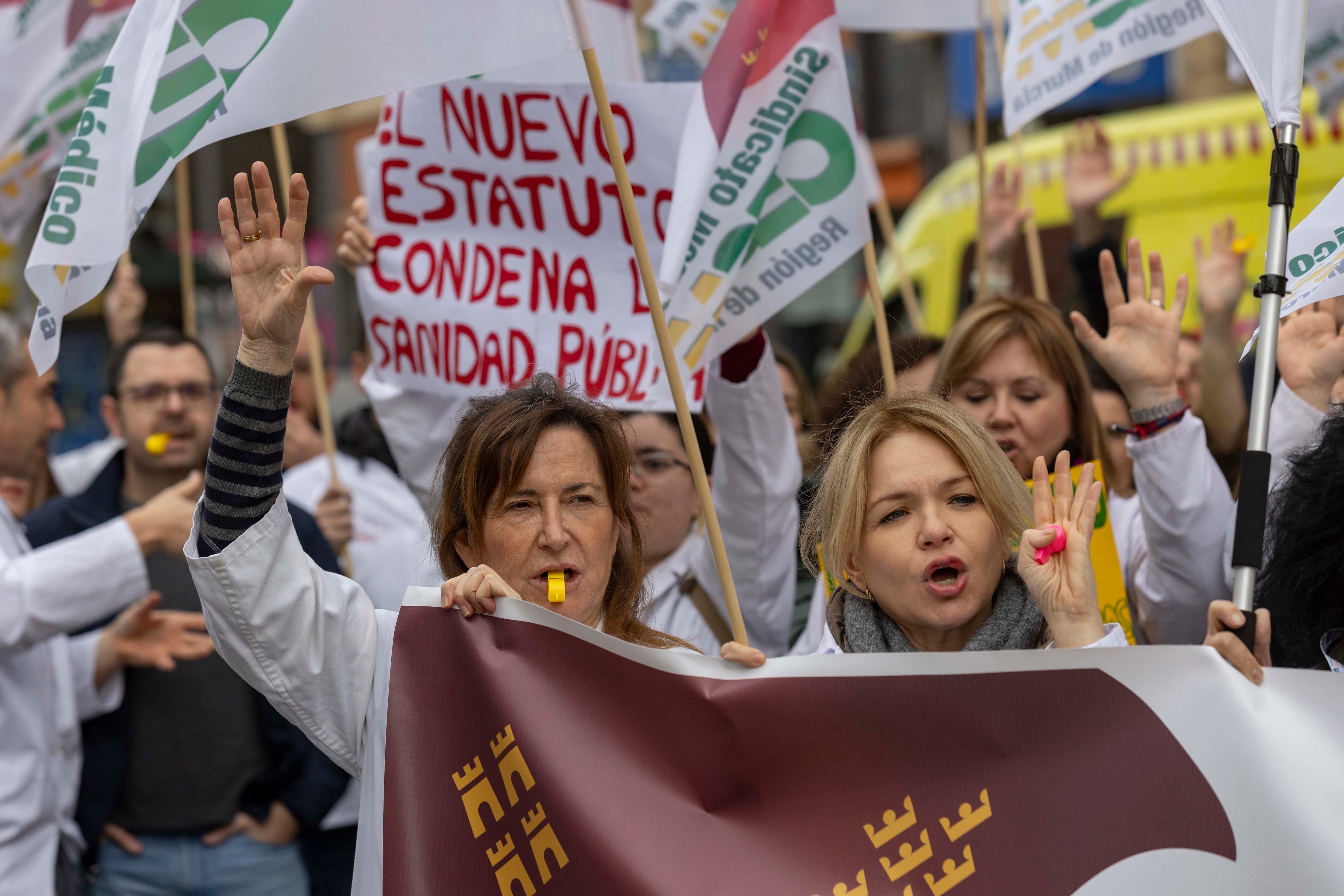Centenares de médicos se han concentrado este lunes frente a la Consejería de Salud de Murcia en el primer día de huelga que se mantendrá hasta el viernes