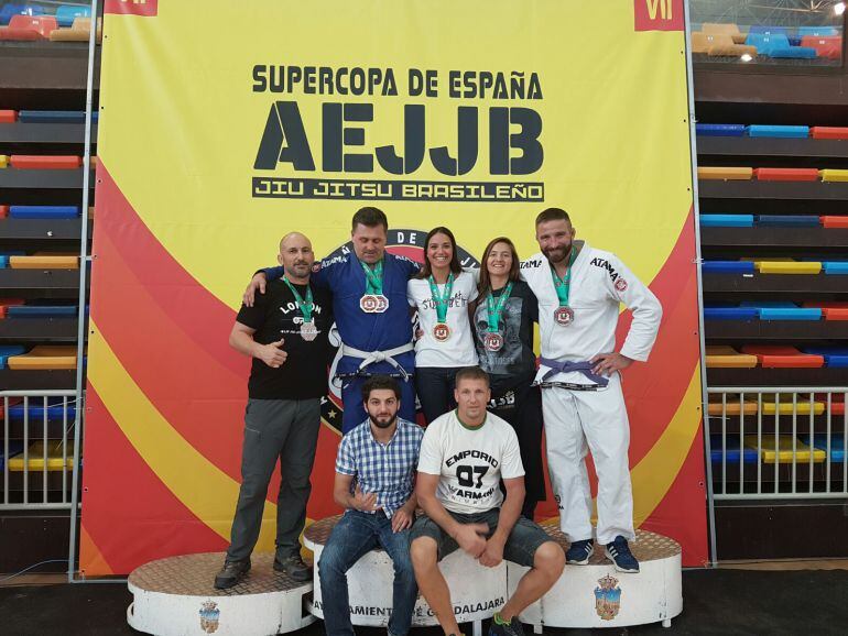 Pilar y Javier con otros competidores en Guadalajara