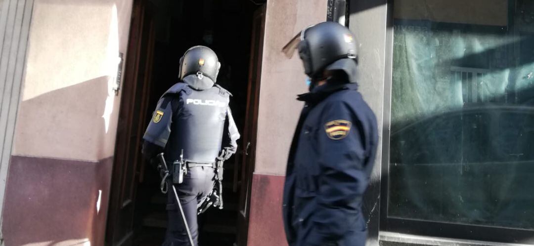 La Policía entrando en el edificio ocupado 