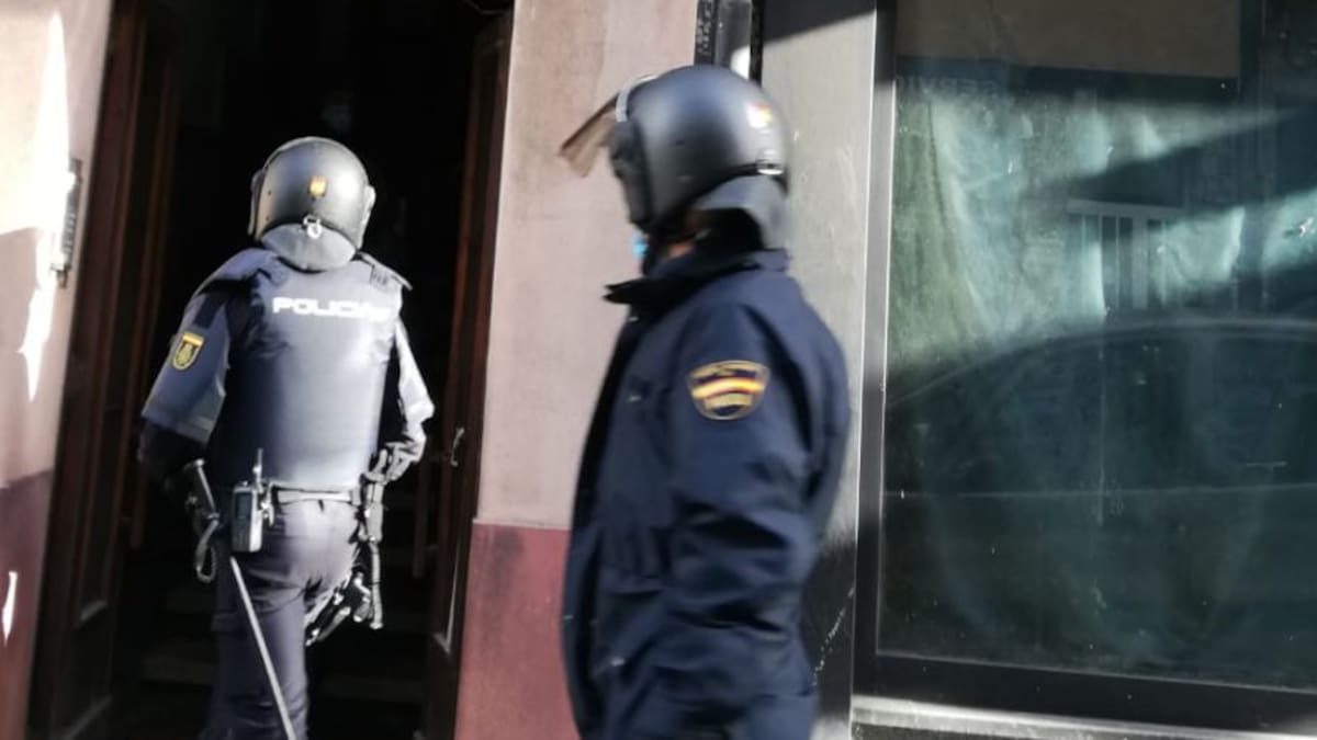 Desalojado un edificio ocupado de A Coruña en medio de un gran despliegue policial