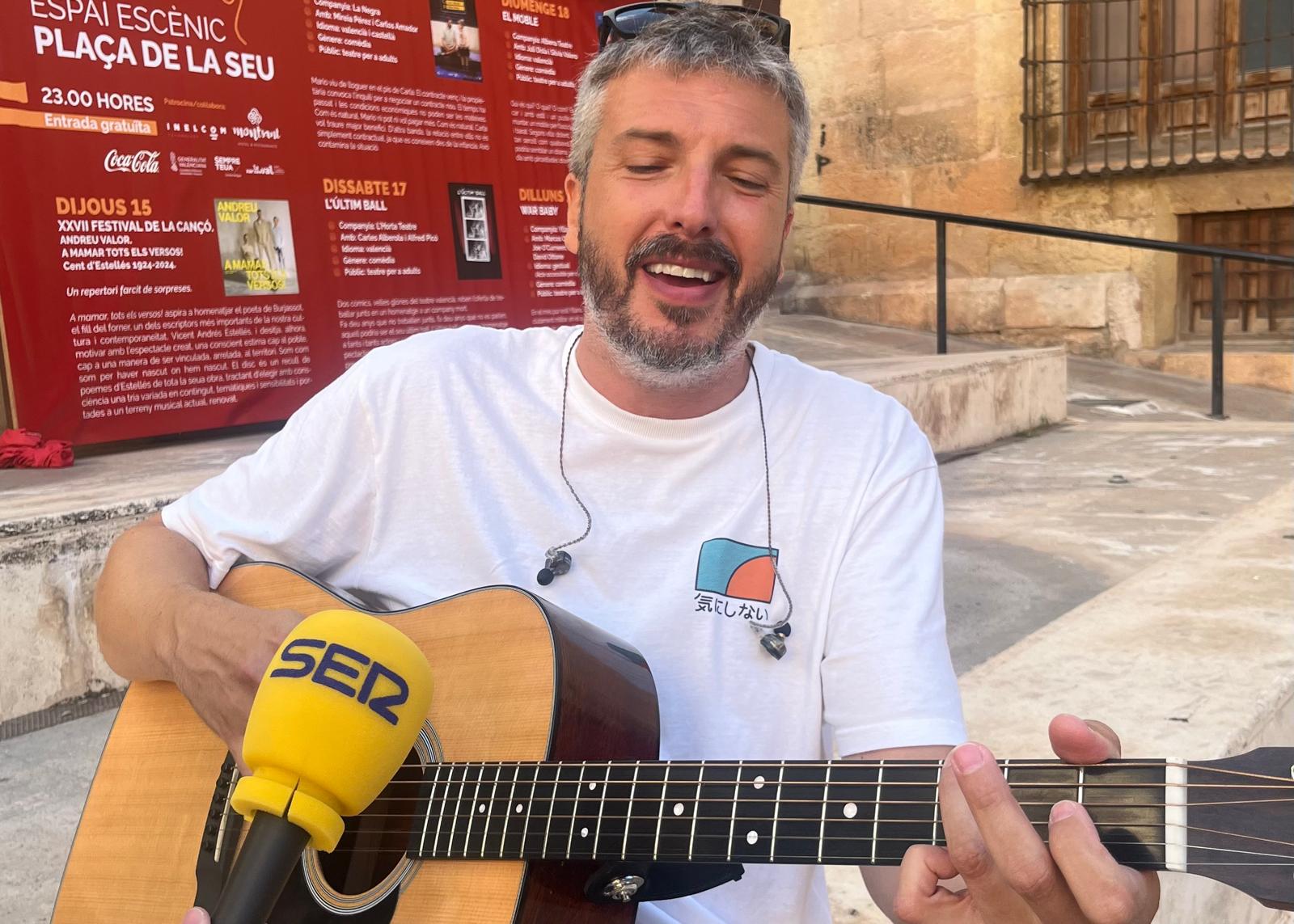 Andreu Valor cantó antes del Festival de la Cançó de Xàtiva en la SER