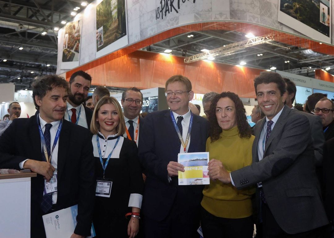 El president de la Generalitat, Ximo Puig (c) y el presidente de la Diputación de Alicante, Carlos Mazón, (d) entre otros, ha asistido esta mañana a la jornada inaugural de la World Travel Market de Londres, donde ha participado en diversas reuniones y encuentros de trabajo con turoperadores, agencias y organismos turísticos con el objetivo de reforzar la llegada de visitantes a la Costa Blanca y,especialmente, de paliar los efectos del Brexit