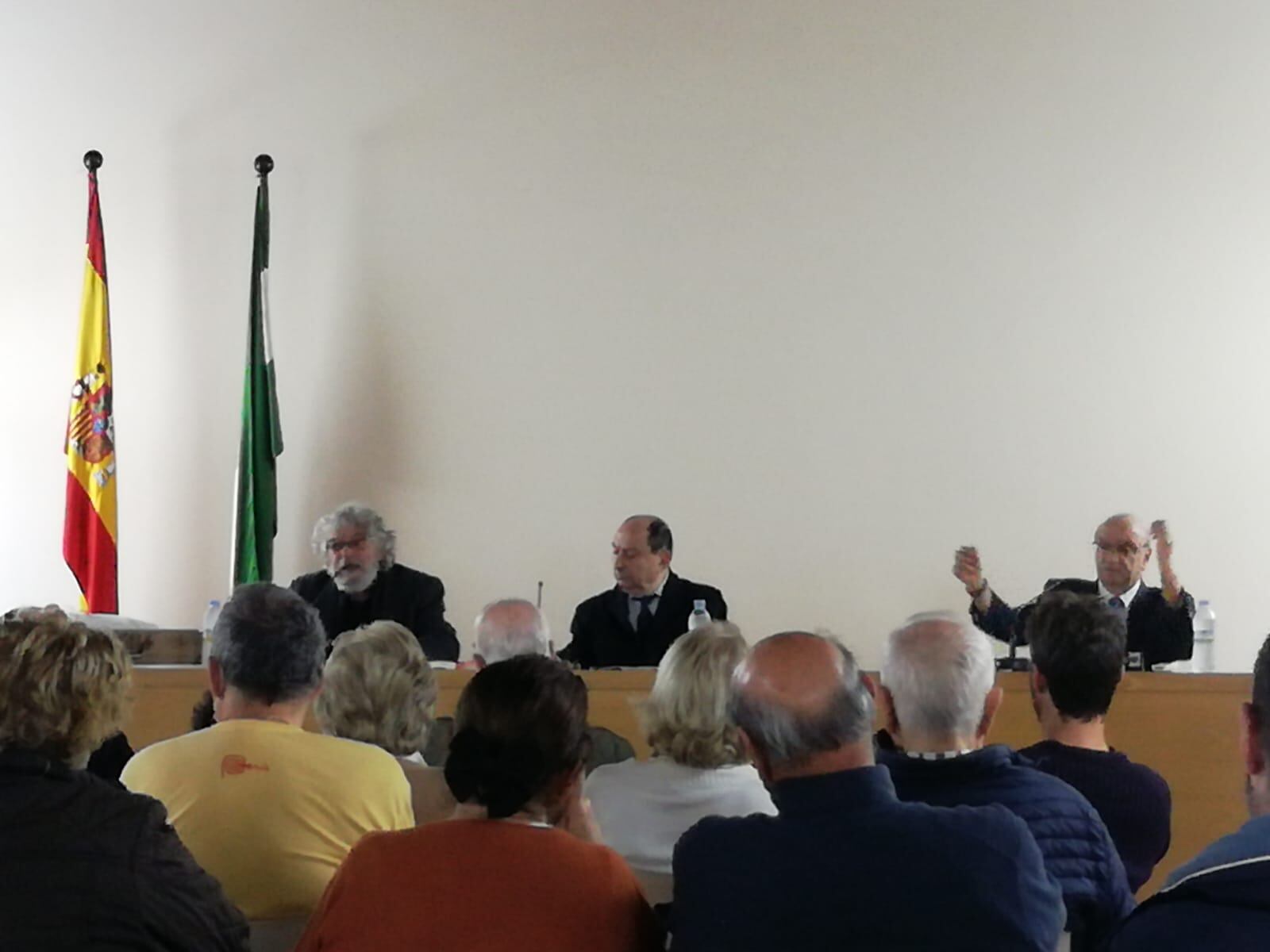 Un momento de la presentación del libro, el autor Julio Molina Font, en el centro.