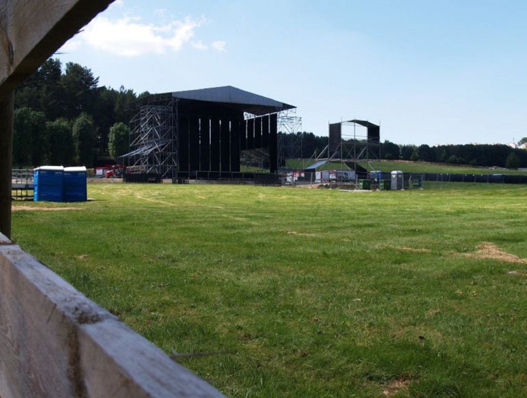 Montaje del escenario de &#039;Músicos en la Naturaleza&#039; en una anterior edición