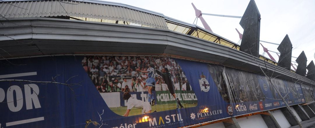 Aficionado del Dépor fuera del Estadio de Riazor