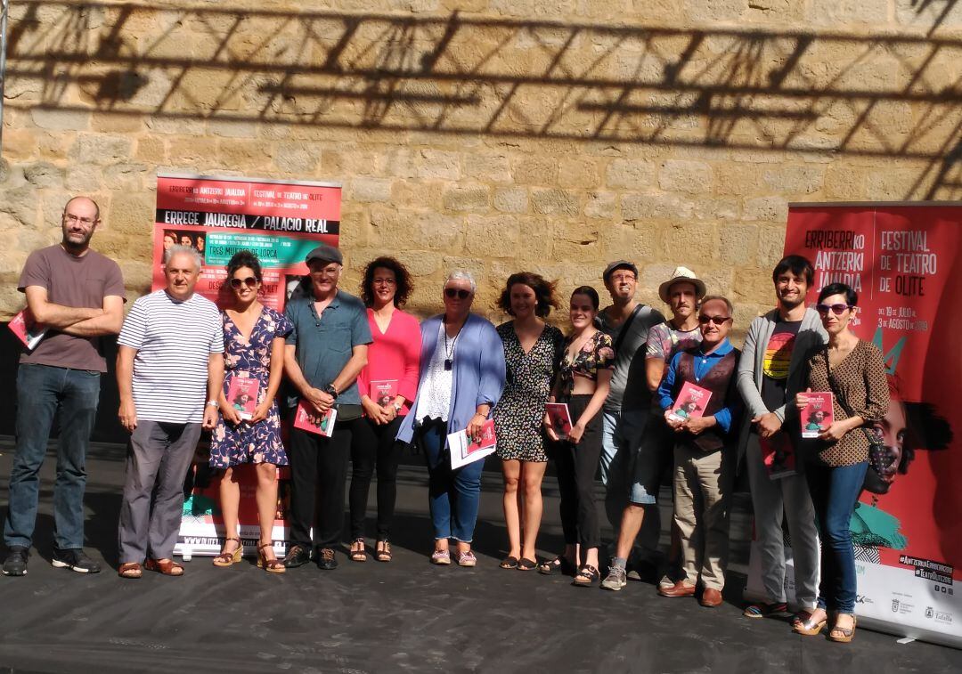 La Directora General de Cultura, Dori López, y el Director del Festival, Luís Jiménez, han presentado el programa en La Cava junto a representantes de las compañias navarras