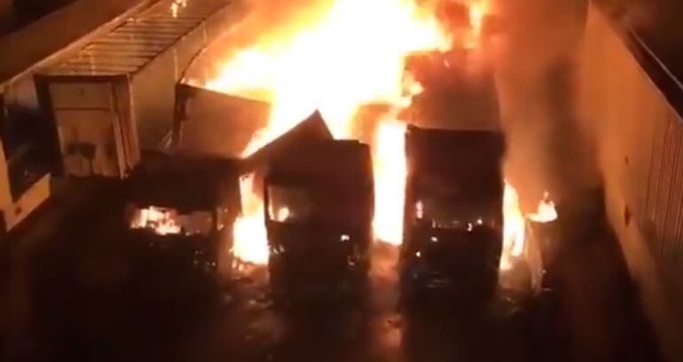 Las llamas destrozaron varios camiones