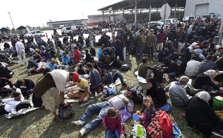 Varios refugiados procedentes de Hungría llegan a Nickelsdorf, Austria.