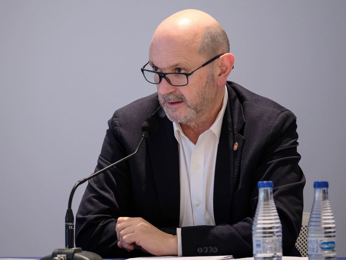 Rafael Louzán, presidente de la RFEF, en Málaga: "Es muy bonito e ilusionante ver cómo la afición disfruta con los de aquí"