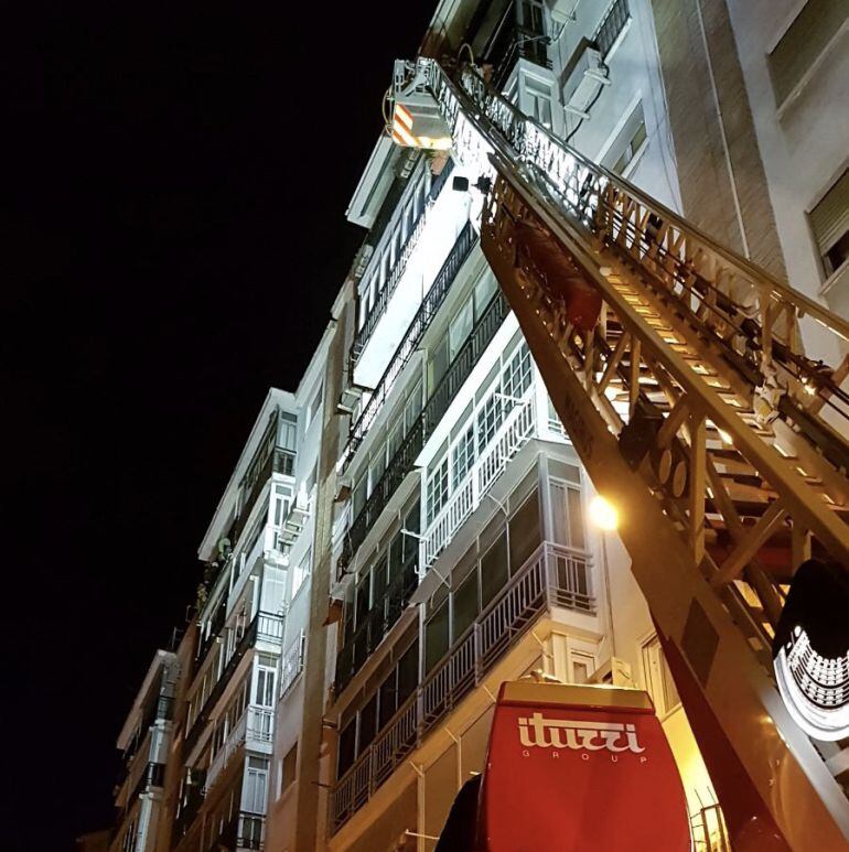 La autoescala de los bomberos de Málaga actuando este miércoles en el incendio