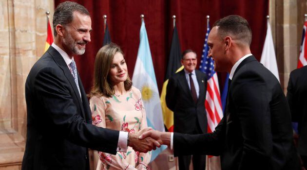 El Rey felicita a uno de los integrantes del equipo neozelandés de Rugby