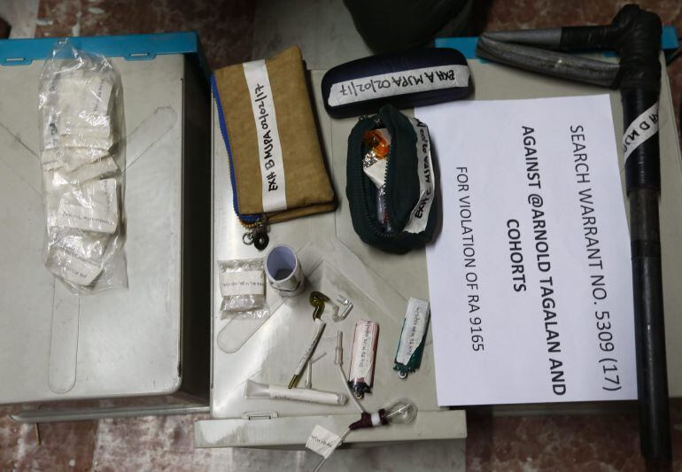 Drogas e instrumentos de consumo hallados en una casa por la Agencia Filipina de Lucha contra las Drogas (PDEA) tras una operación. 