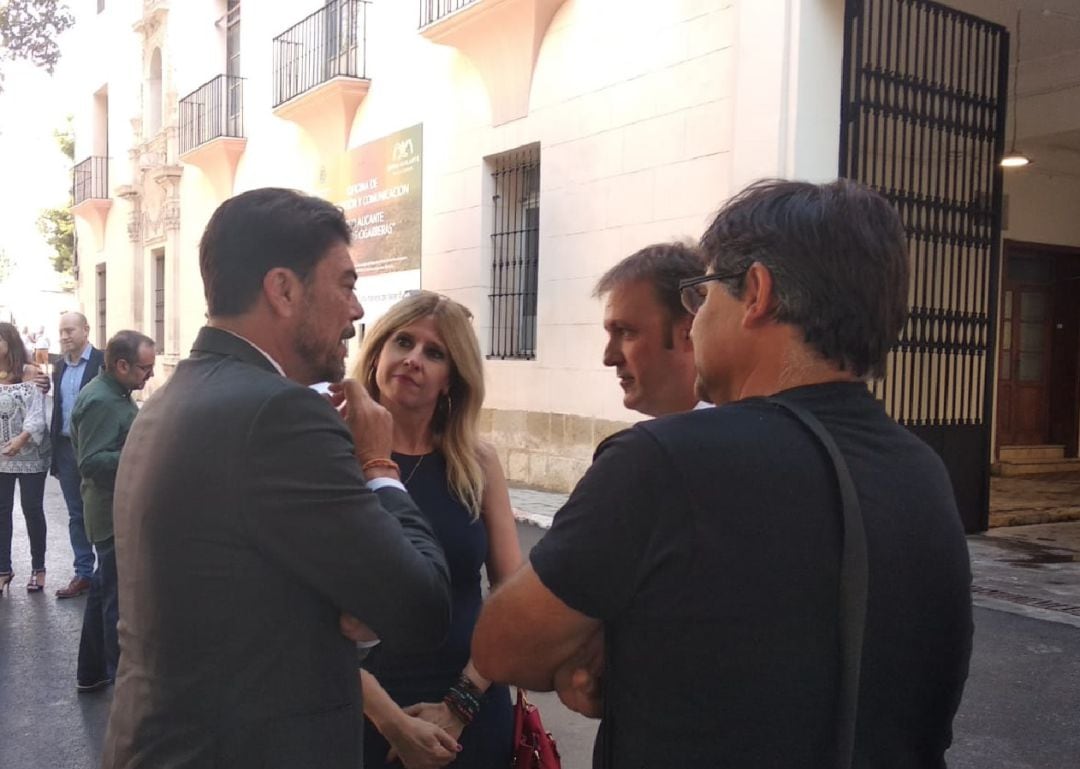 Luis Barcala dialoga con los portavoces del anterior tripartito en una imagen de archivo