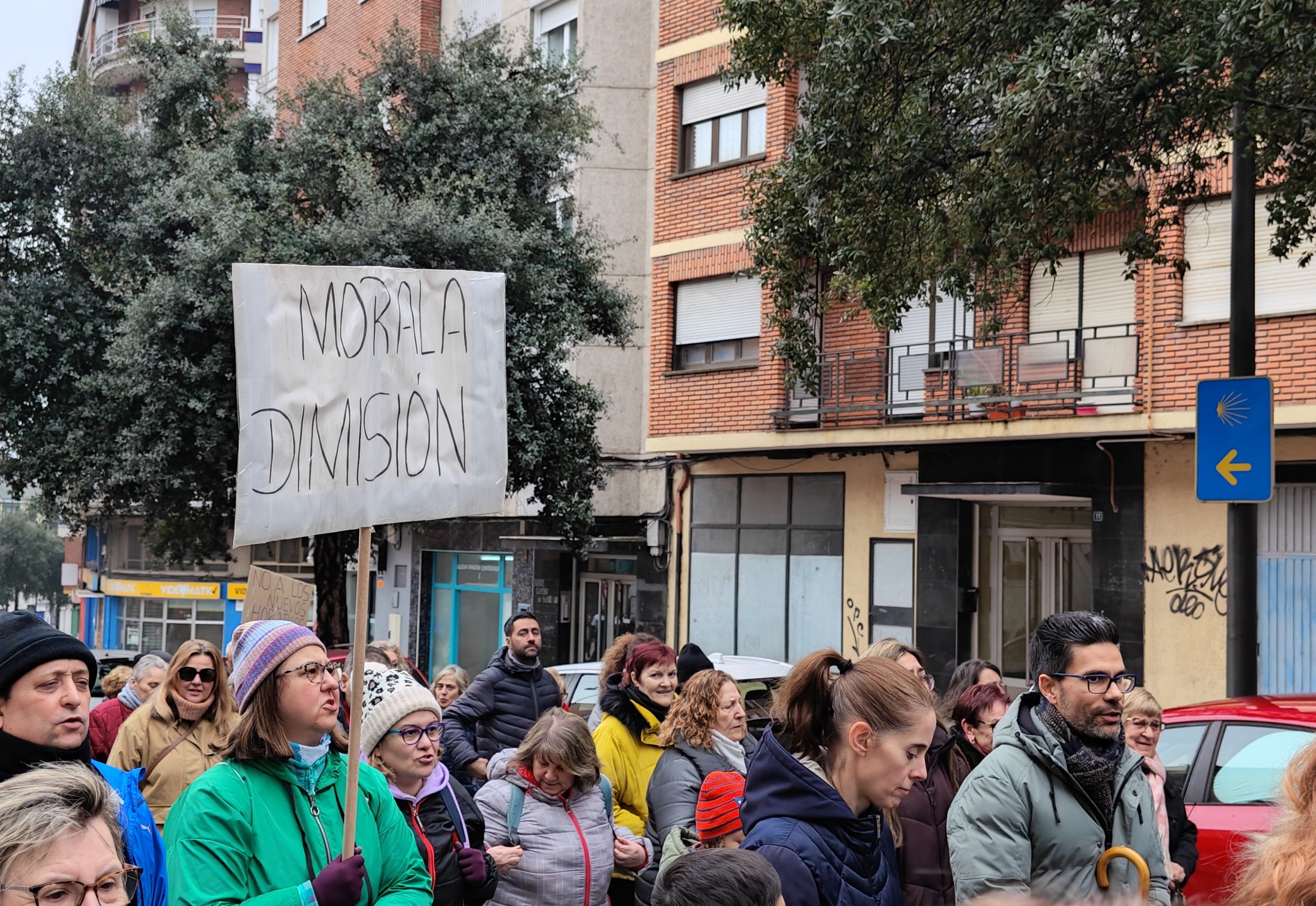 Una pancarta pide la dimisión del alcalde