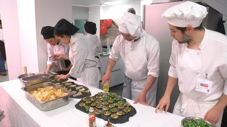 Los alumnos preparan las propuestas culinarias en el Mercado del Progreso.