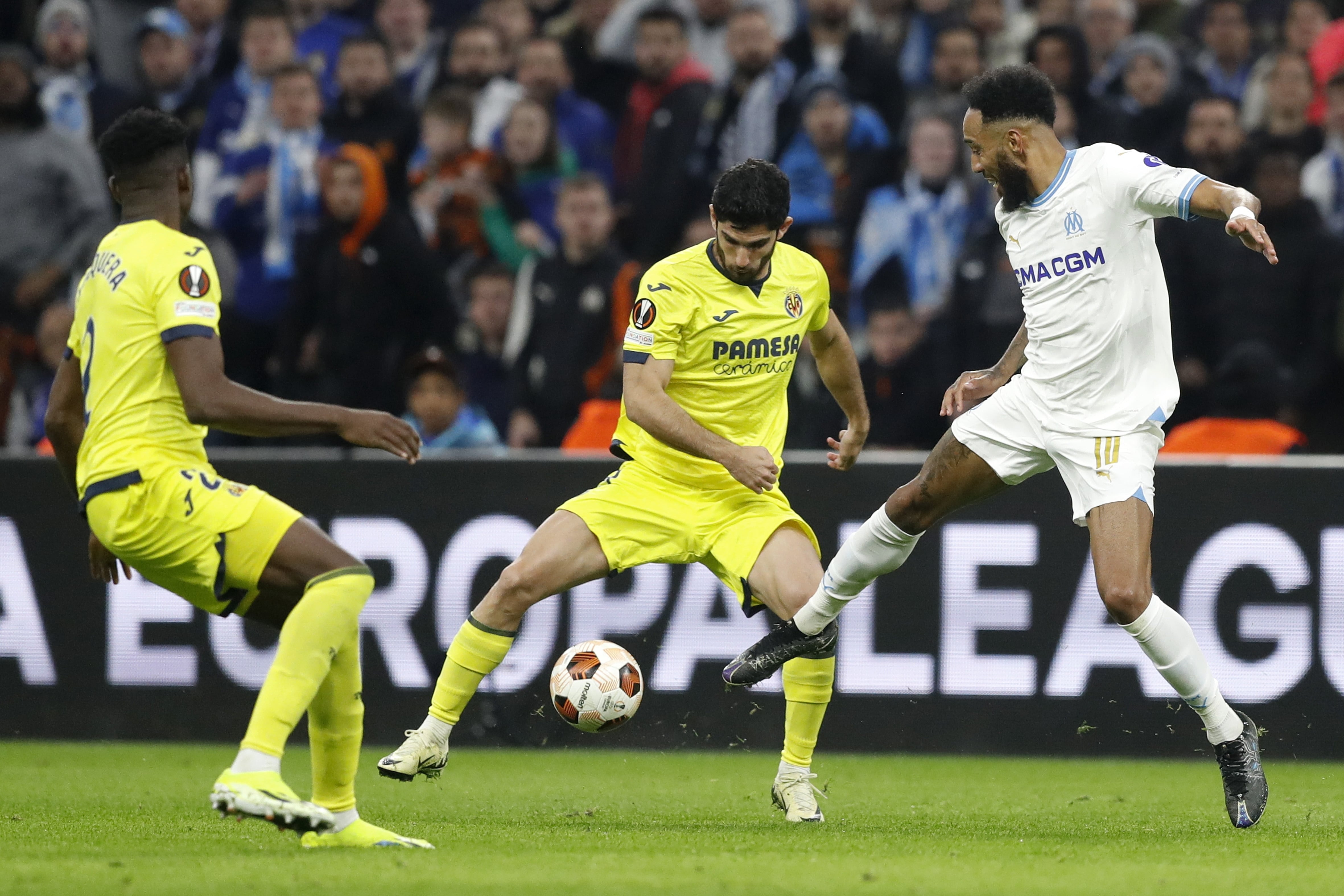 Marseille (France), 07/03/2024.- Pierre-Emerick Aubameyang (R) of Olympique Marseille and Goncalo Guedes (C) of Villarreal in action during the UEFA Europa League Round of 16 first leg soccer match between Olympique Marseille and Villarreal in Marseille, France, 07 March 2024. (Francia, Marsella) EFE/EPA/GUILLAUME HORCAJUELO
