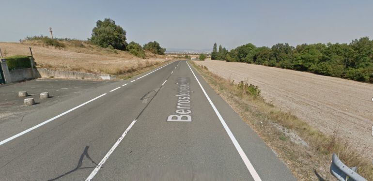 Salida de Berrosteguieta en dirección en Vitoria. La mayoría de los chalets se proyectaban a izquierda y derecha de la carretera a partir de este punto.