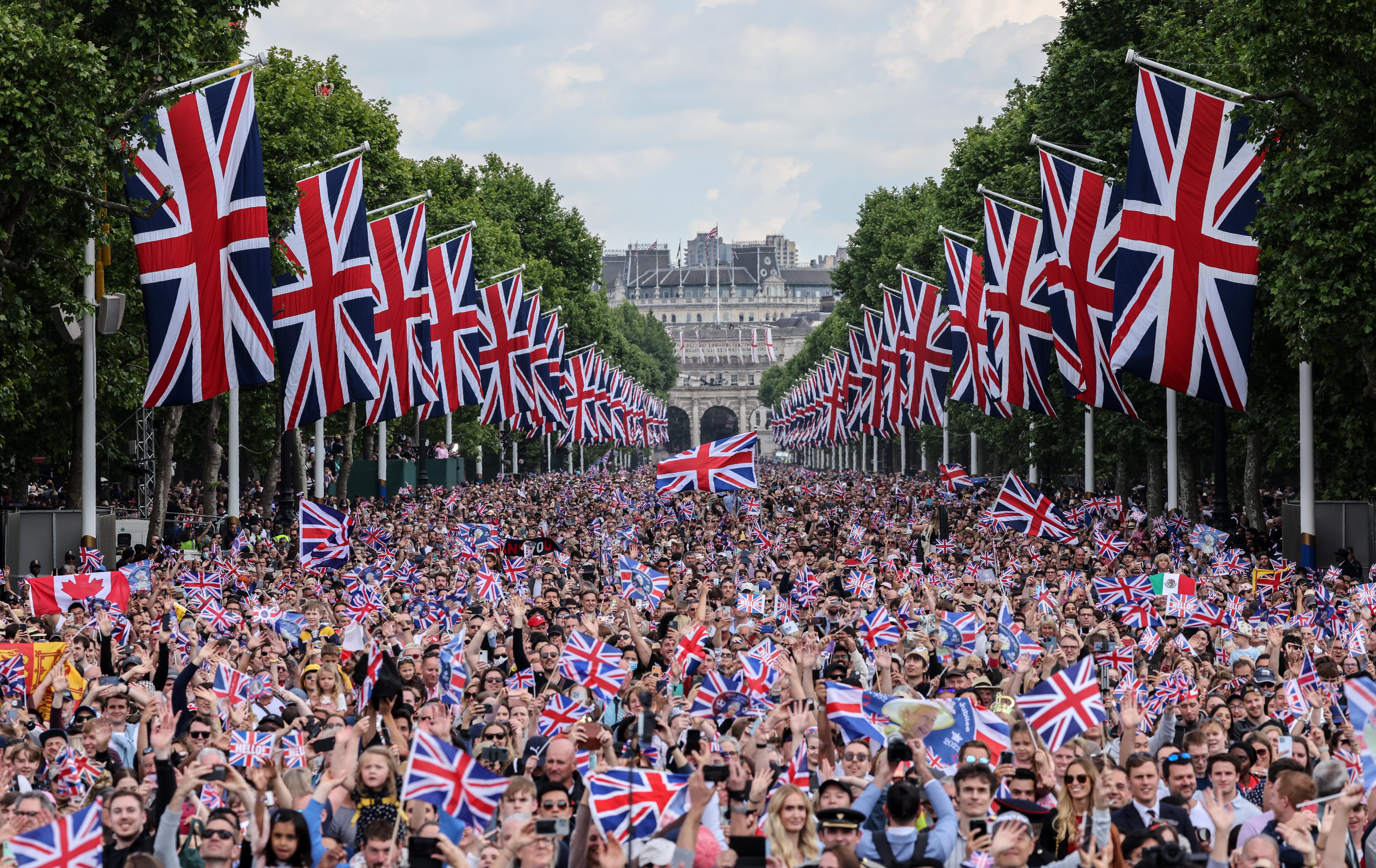 Miles de británicos concentrados en las calles de Londres para rendir homenaje al 70 aniversario de Isabel II en el trono