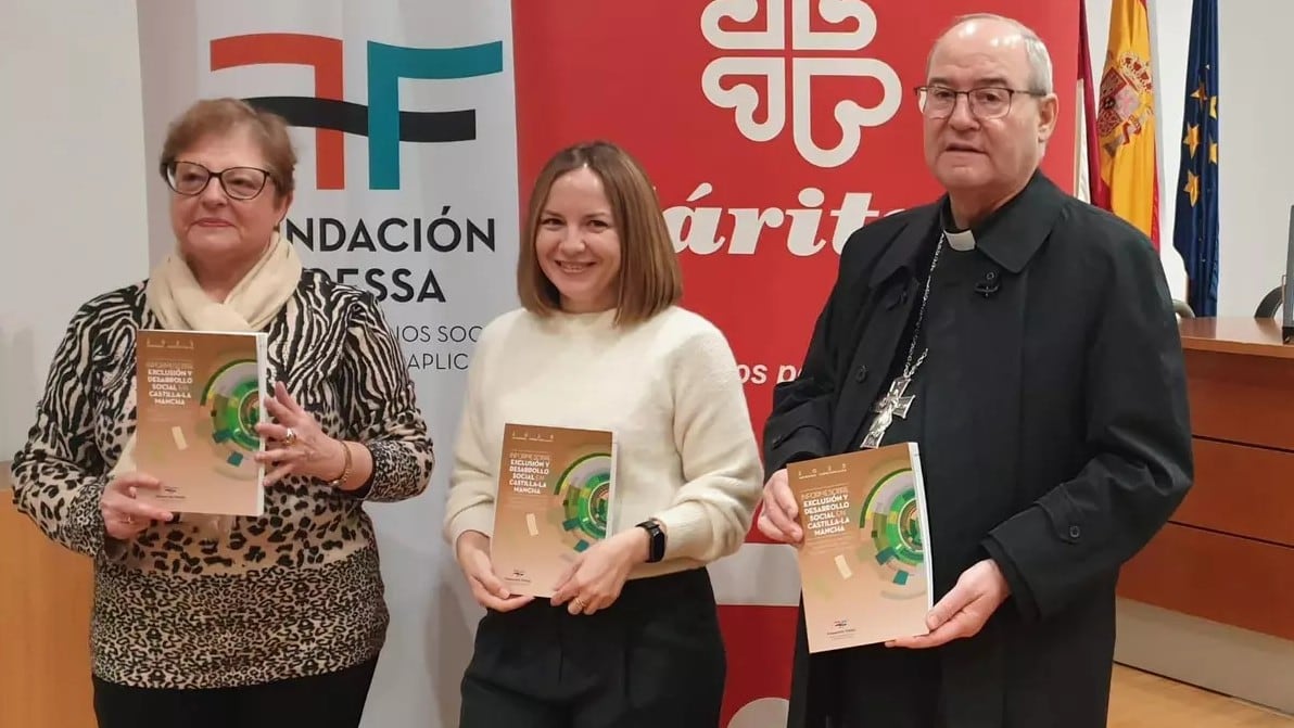 El arzobispo Francisco Cerro, la presidenta regional de Cáritas, Rosa García, y la técnico de Foessa, Marina Sánchez