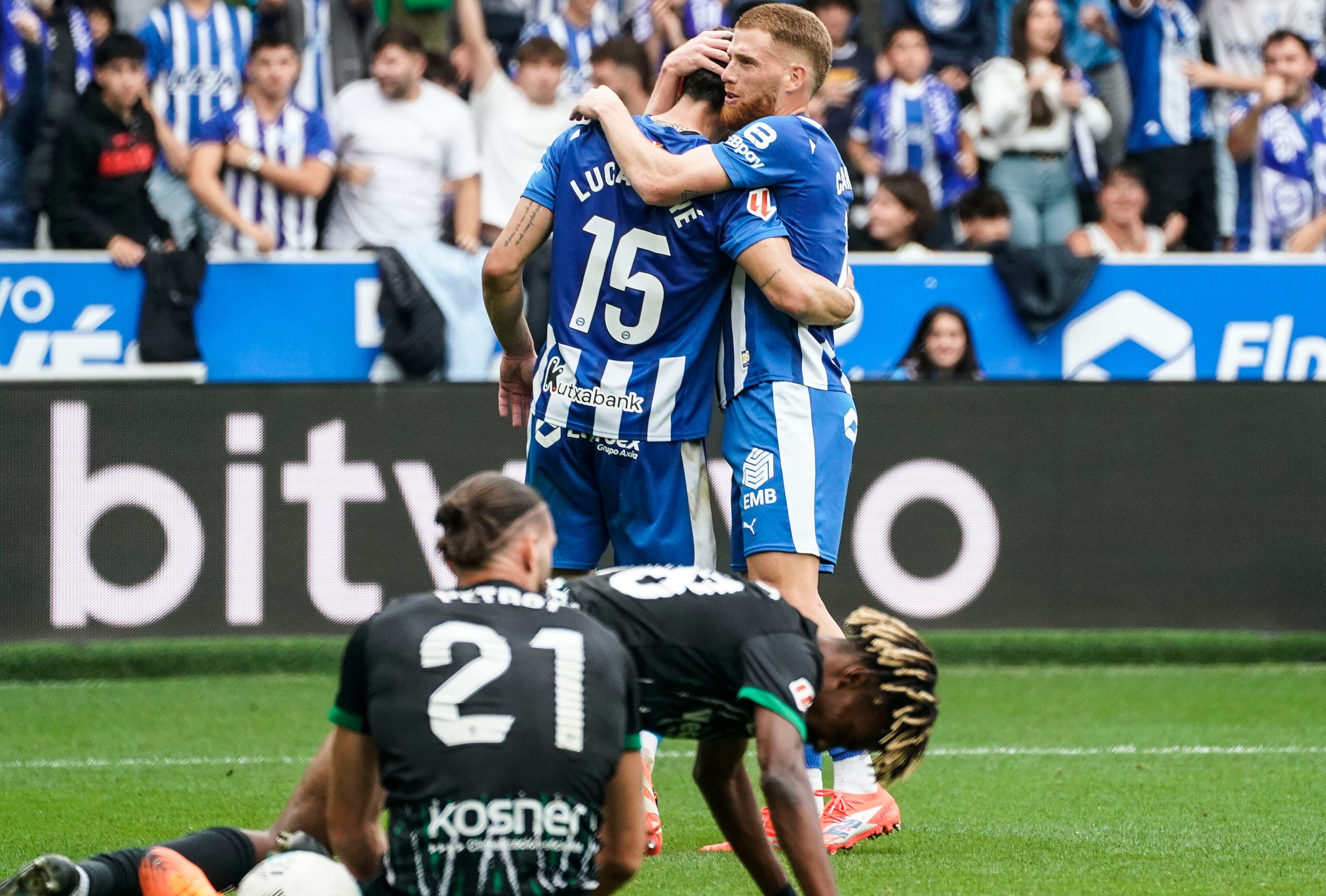 Carlos Vicente felicita a Boyé.