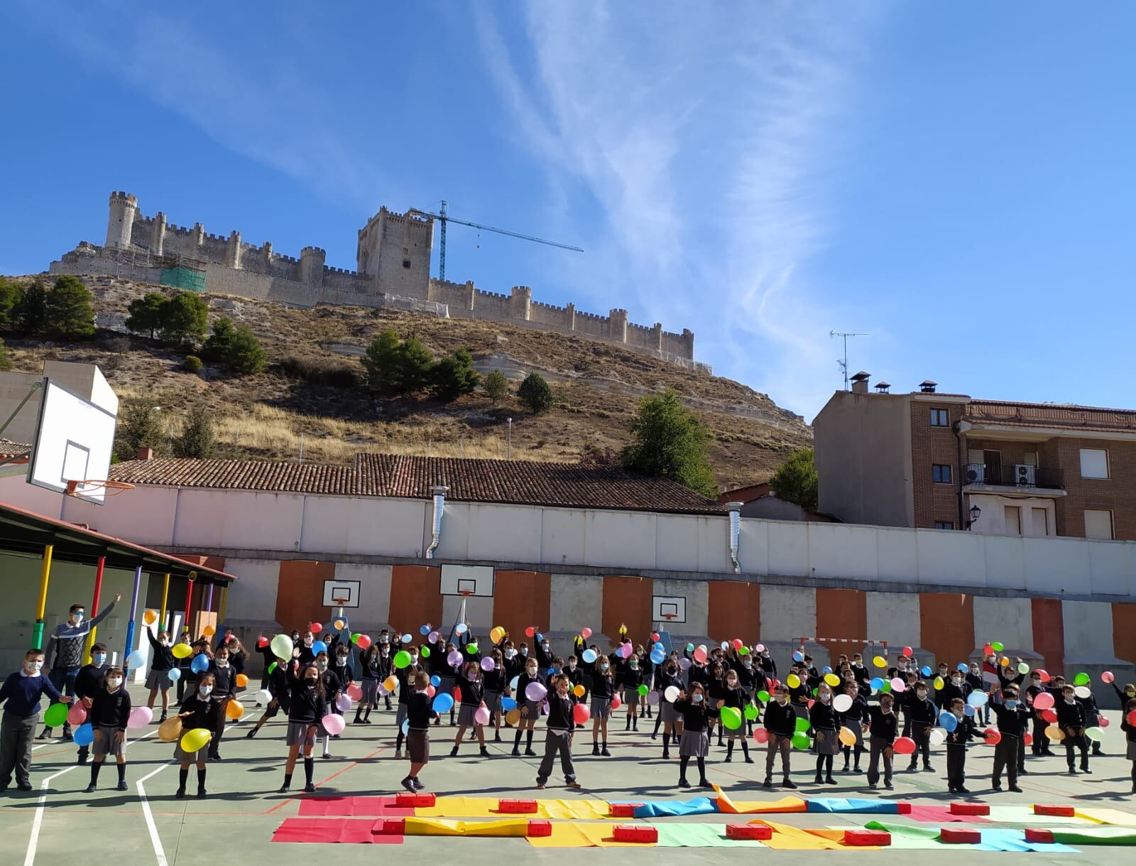 Varios alumnos en el patio del Colegio La Inmaculada de Peñafiel