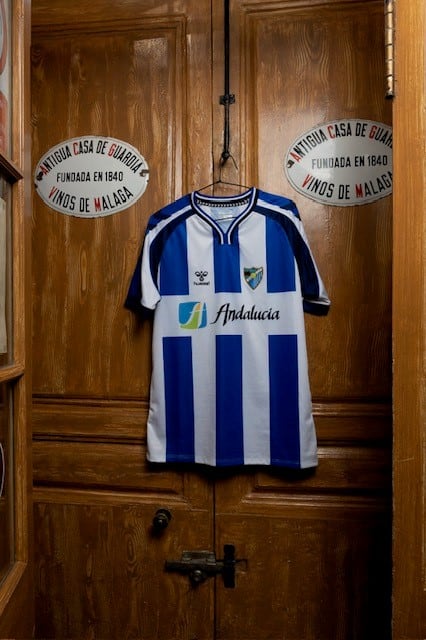 El Málaga y su nueva camiseta emulando a la que vistieron jugadores emblemáticos en la temporada 2000-01