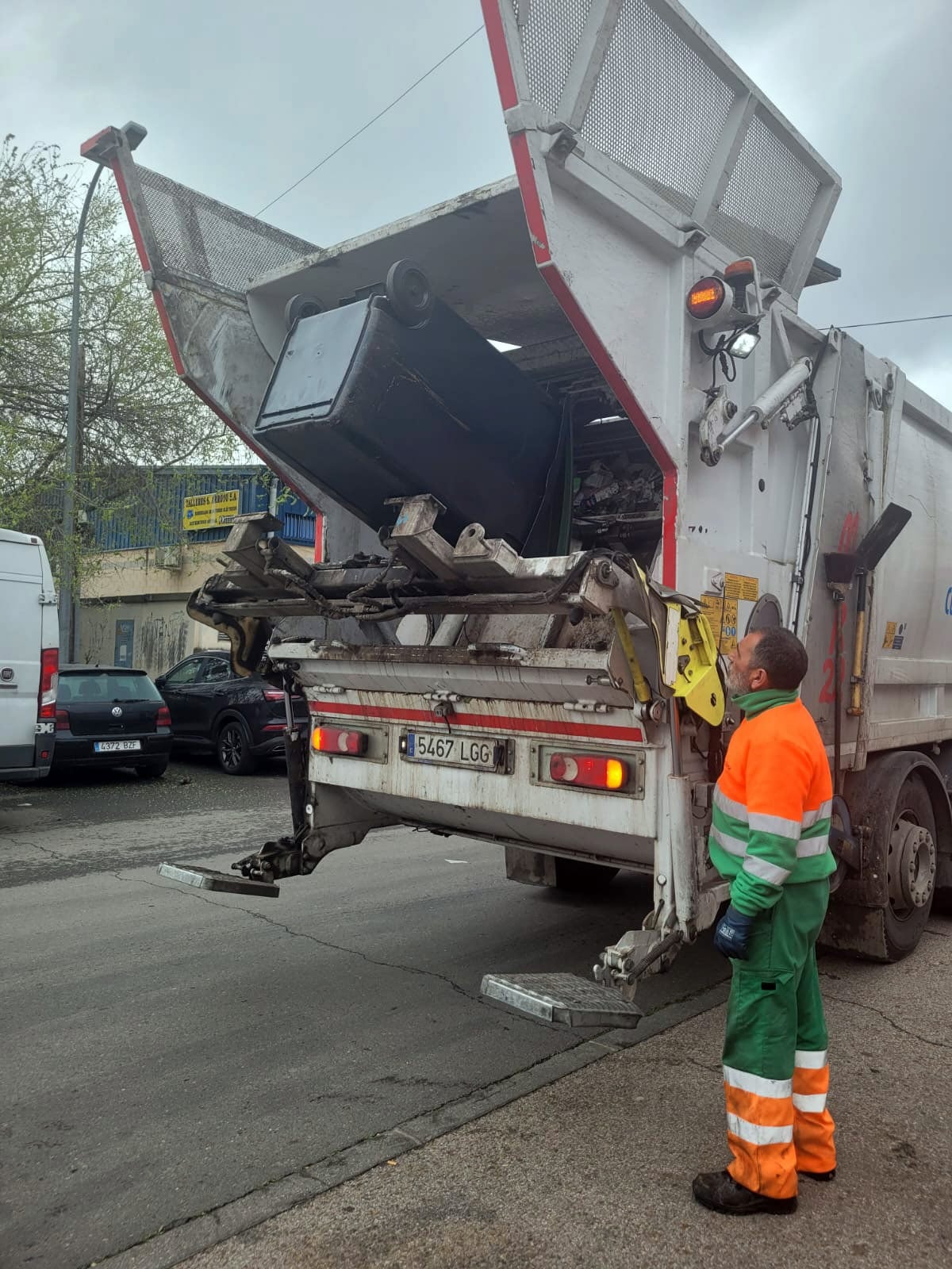 Recogida de los contenedores de basura del Polígono Industrial de Paracuellos de Jarama