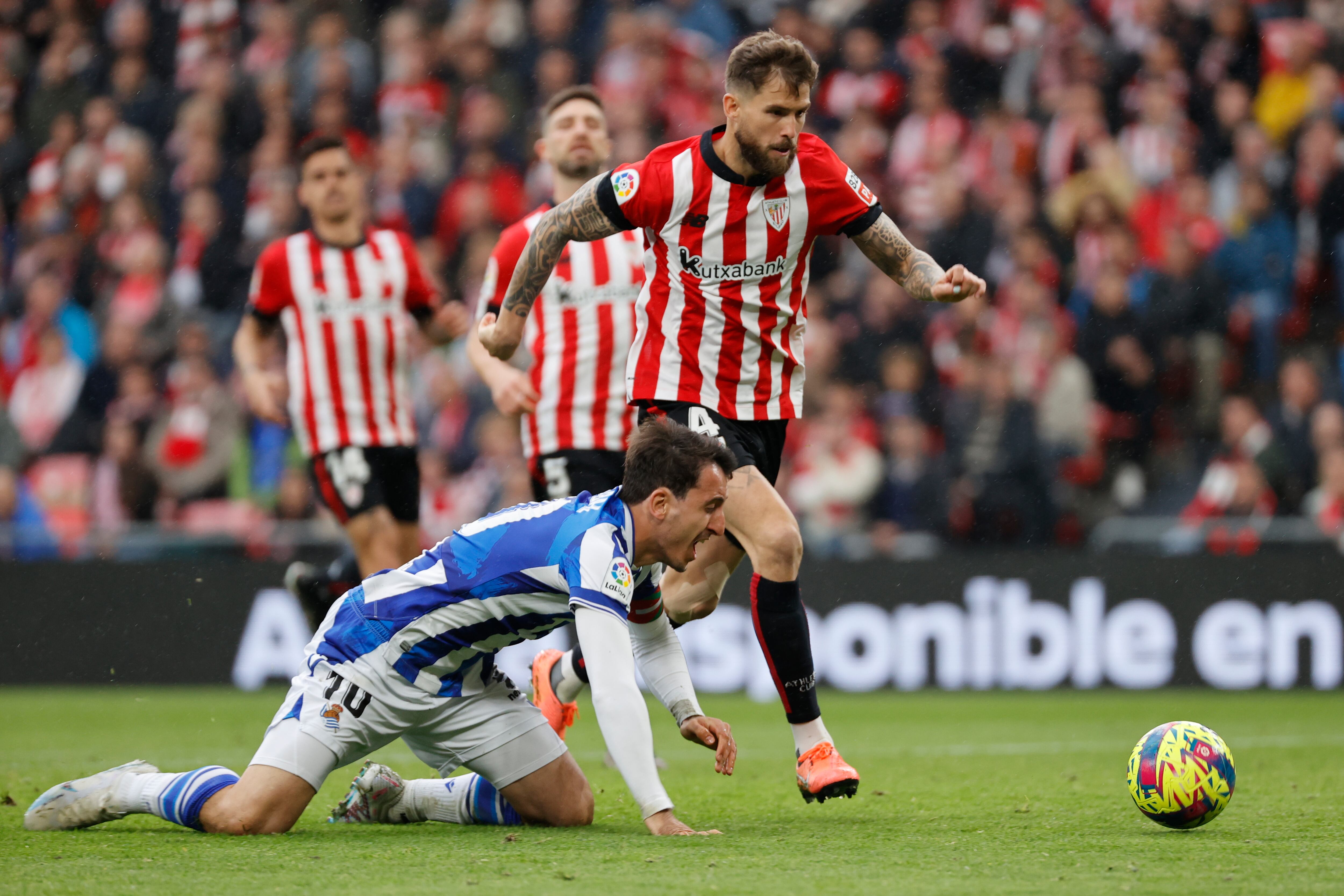 BILBAO, 15/04/2023.-El defensa del Athletic Club de Bilbao Iñigo Martínez (d) pelea un balón con el delantero de la Real Sociedad Mikel Oyarzabal durante el partido de LaLiga entre Athletic de Bilbao y Real Sociedad, este sábado en San Mamés. EFE/ Luis Tejido
