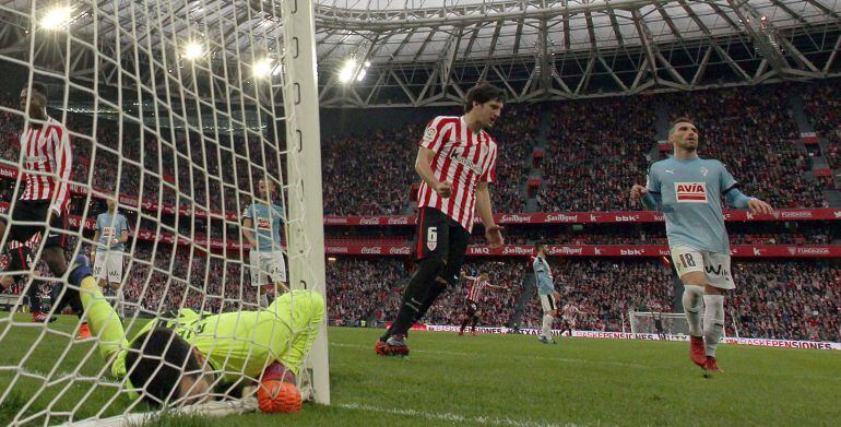 San José celebra el primer gol del Athletic con Riesgo tirado dentro de su portería