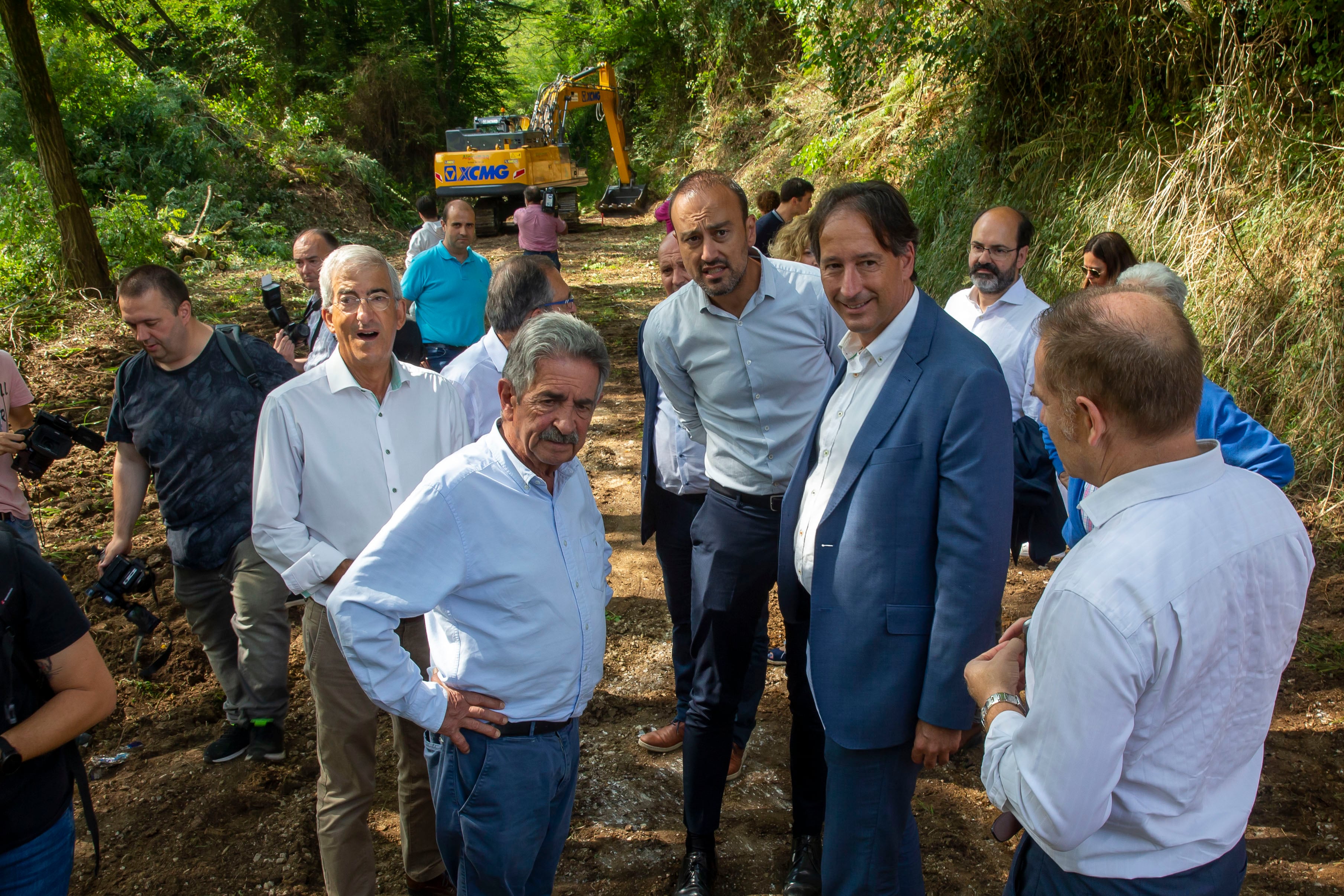 Autoridades autonómicas y locales durante el inicio de las obras.