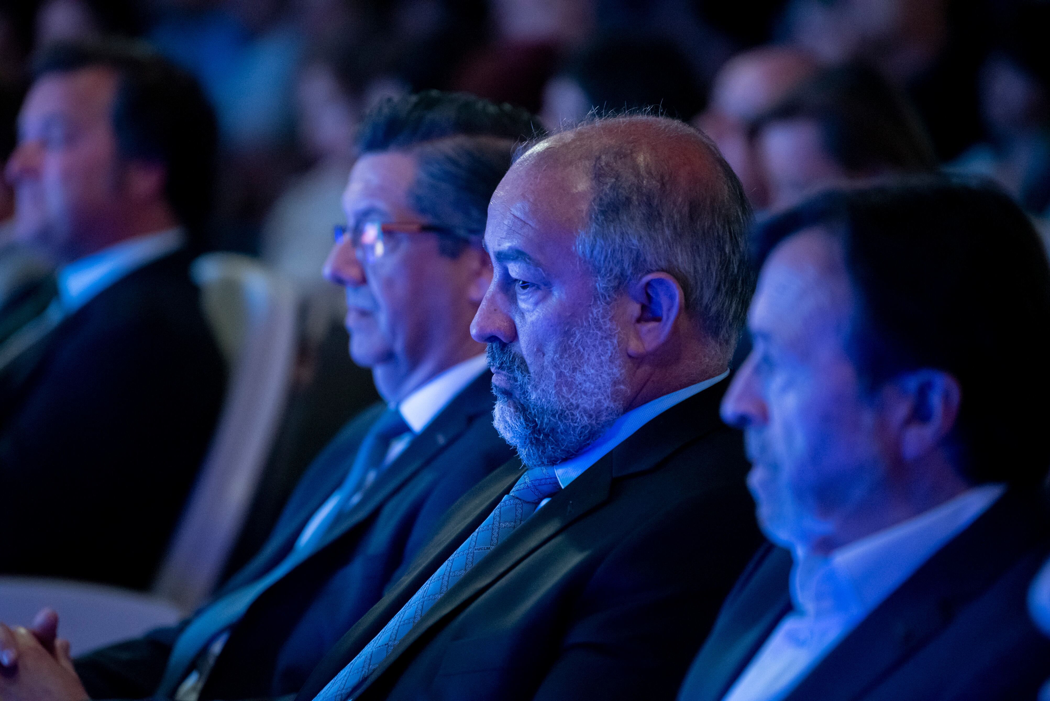 El presidente de FEDA en Albacete, Artemio Pérez, el rector de la Universidad de Castilla-La Mancha, Julián Garde, y el director regional de Cadena SER Castilla-La Mancha, Félix Amaya.