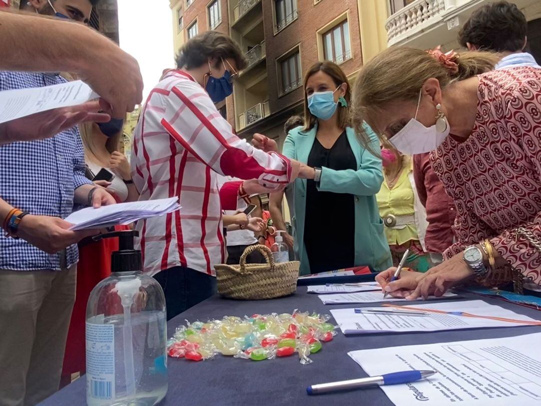 La presidenta del PP de València, María José Catalá, en la mesa de recogida de firmas instalada este domingo en el Mercado de Colón