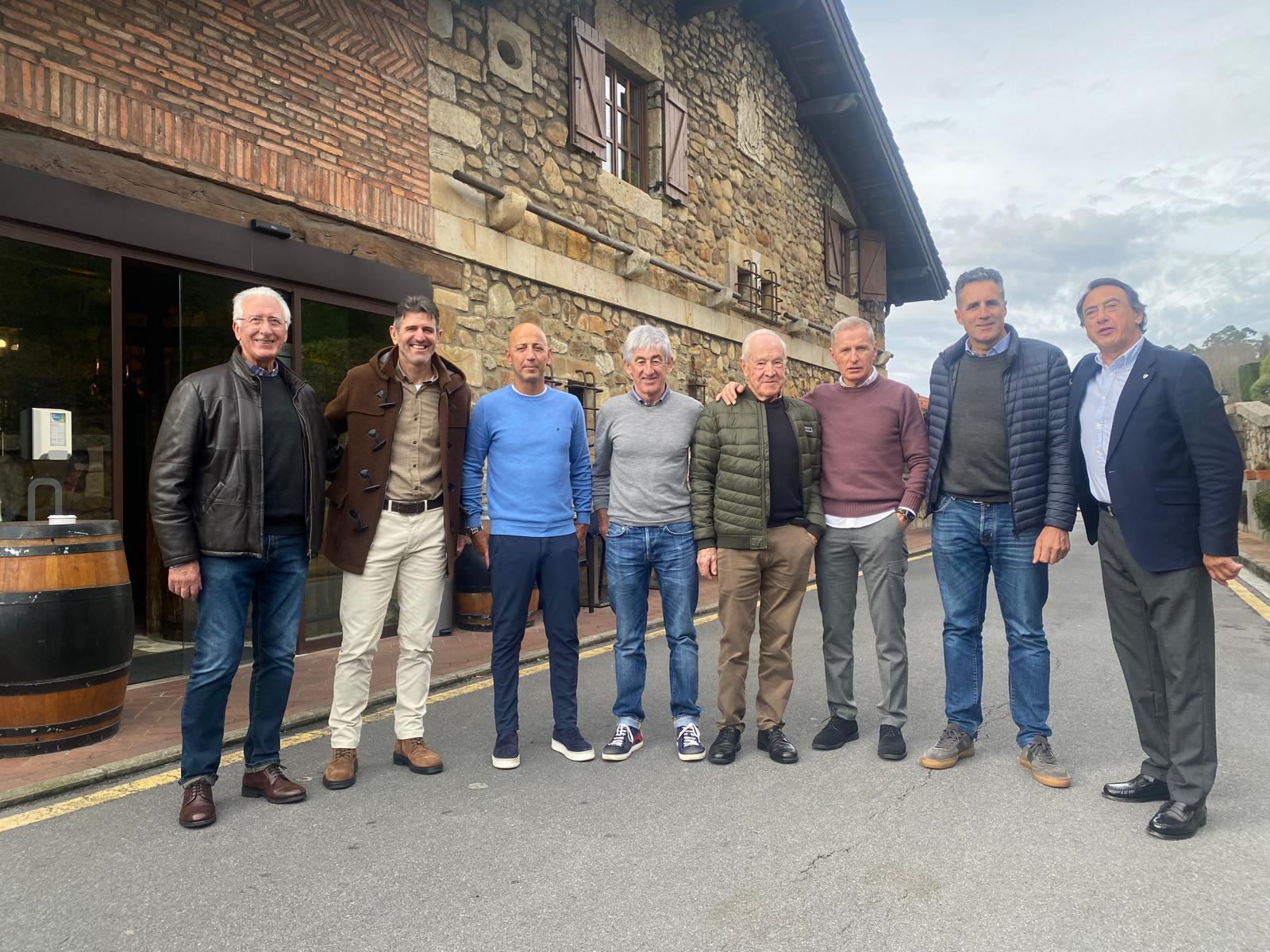 Luis Zubero, Olano, Matxin, Etxebarria, Gorospe, Induráin y Josu Loroño, en el restaurante Kate Zaharra