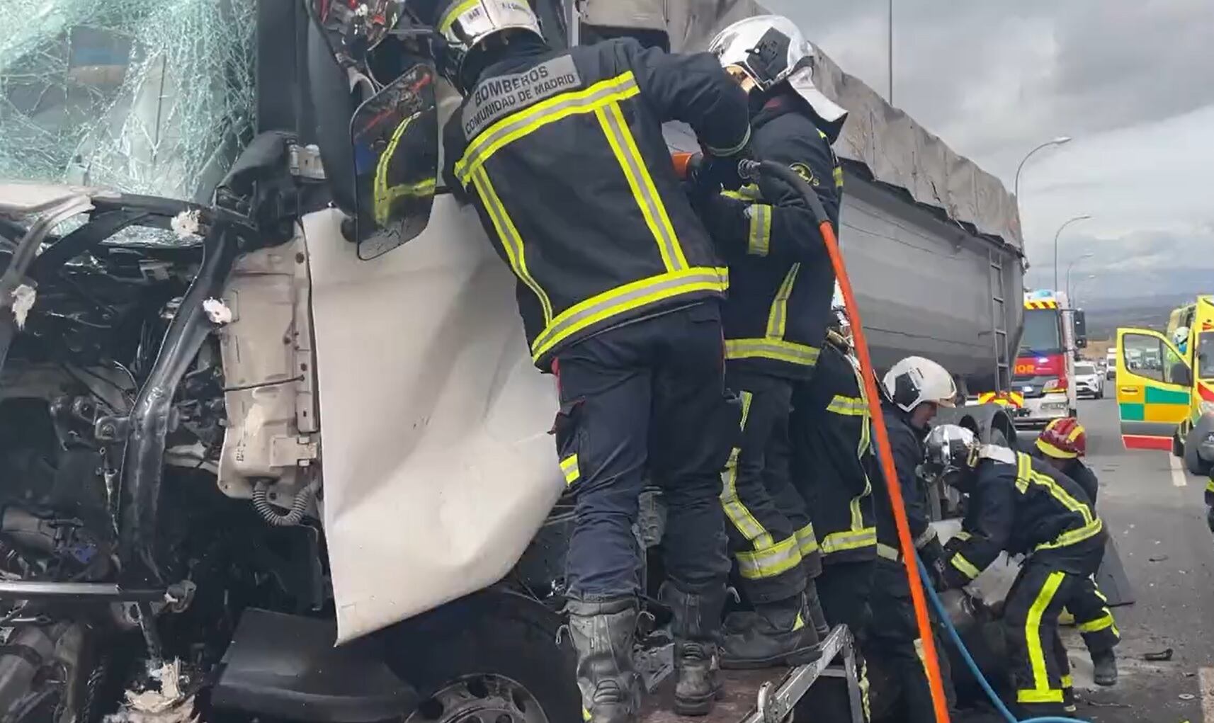 Complicado rescate de un conductor atrapado tras un accidente de tráfico entre dos camiones en Paracuellos de Jarama