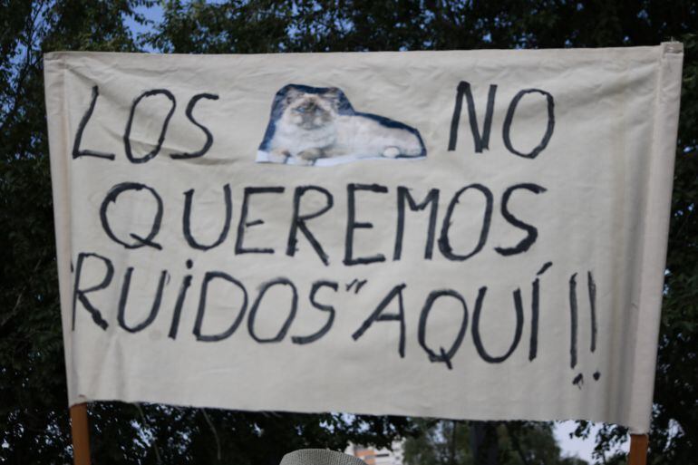Pancarta de la concentración del 23A de vecinos de Móstoles contra el festival en Prado Ovejero.