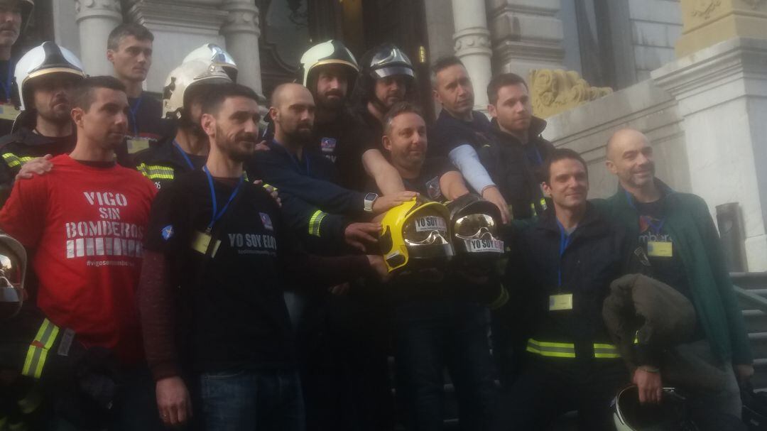 Los Bomberos han llevado a la Junta General un documento con propuestas para la tramitación de una proposición de ley en el que plantean la unificación de todas las categorías profesionales. 