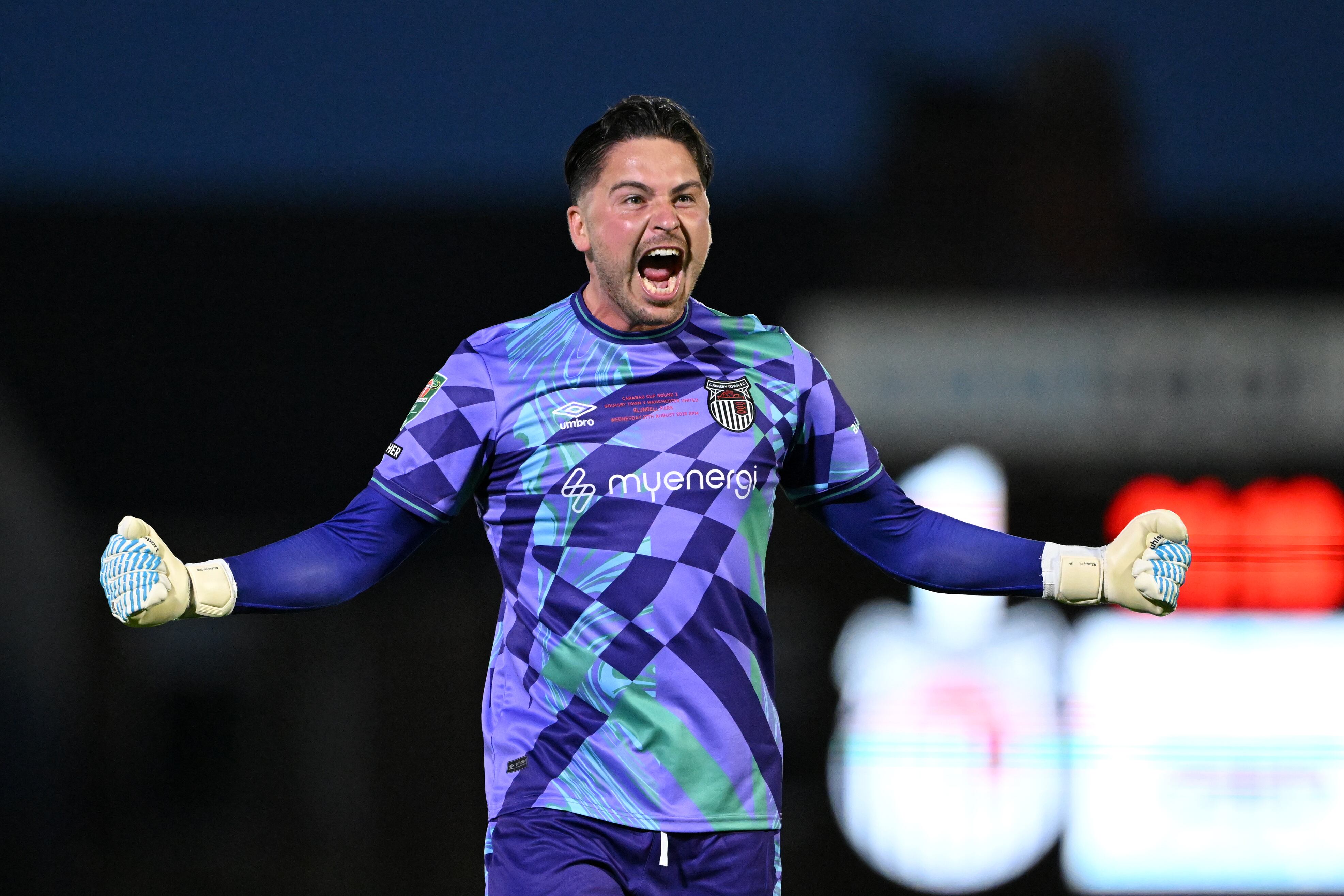 Christy Pym, del Grimsby Town, celebra el primer gol de su equipo, marcado por Charles Vernam (no aparece en la imagen),  durante el partido de la segunda ronda de la Carabao Cup entre el Grimsby Town y el Manchester United en Blundell Park el 27 de agosto de 2025 en Grimsby, Inglaterra.  (Foto de Shaun Botterill/Getty Images)