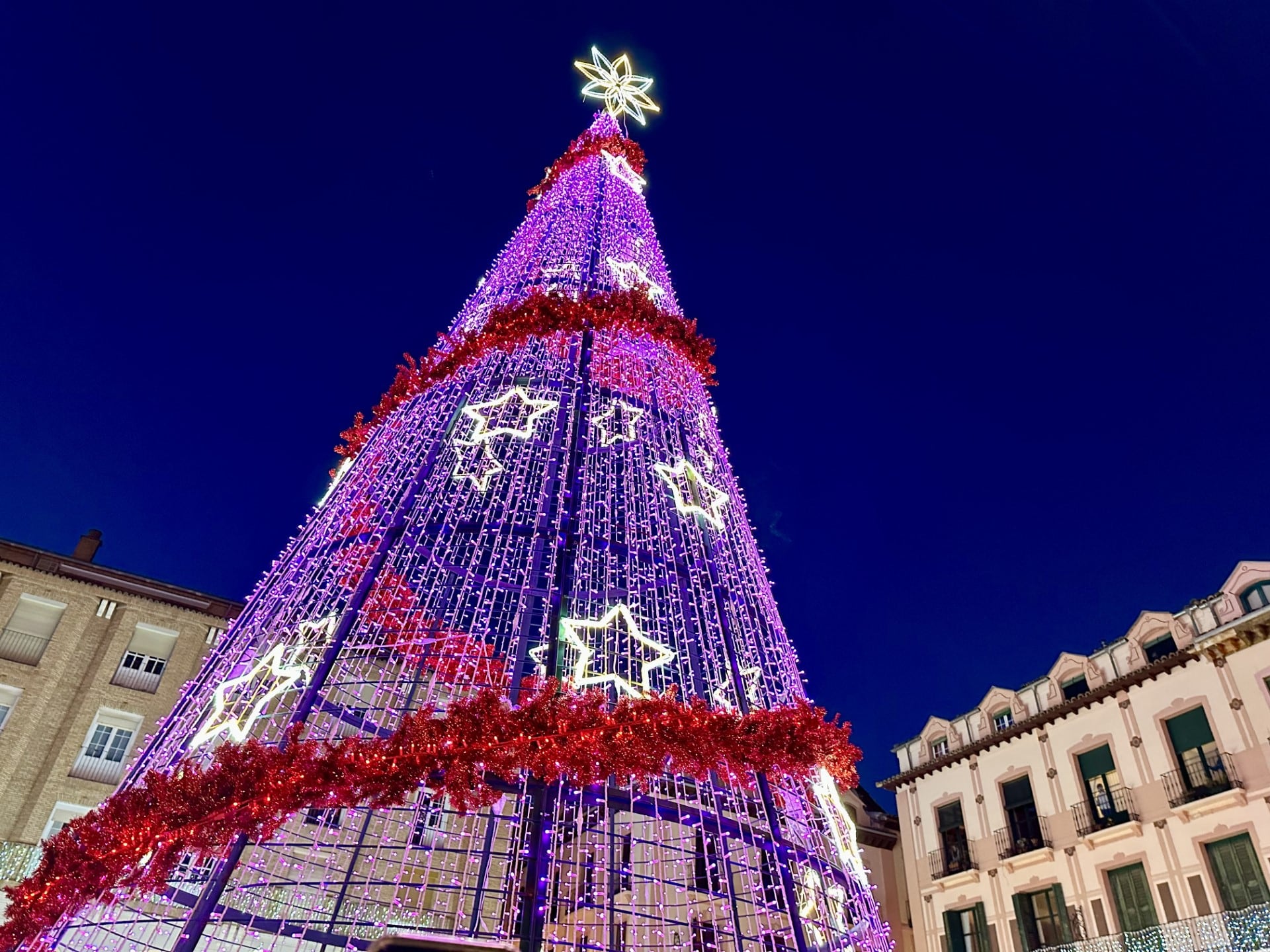 Árbol de Navidad en plaza de Luis López Allué de la ciudad de Huesca