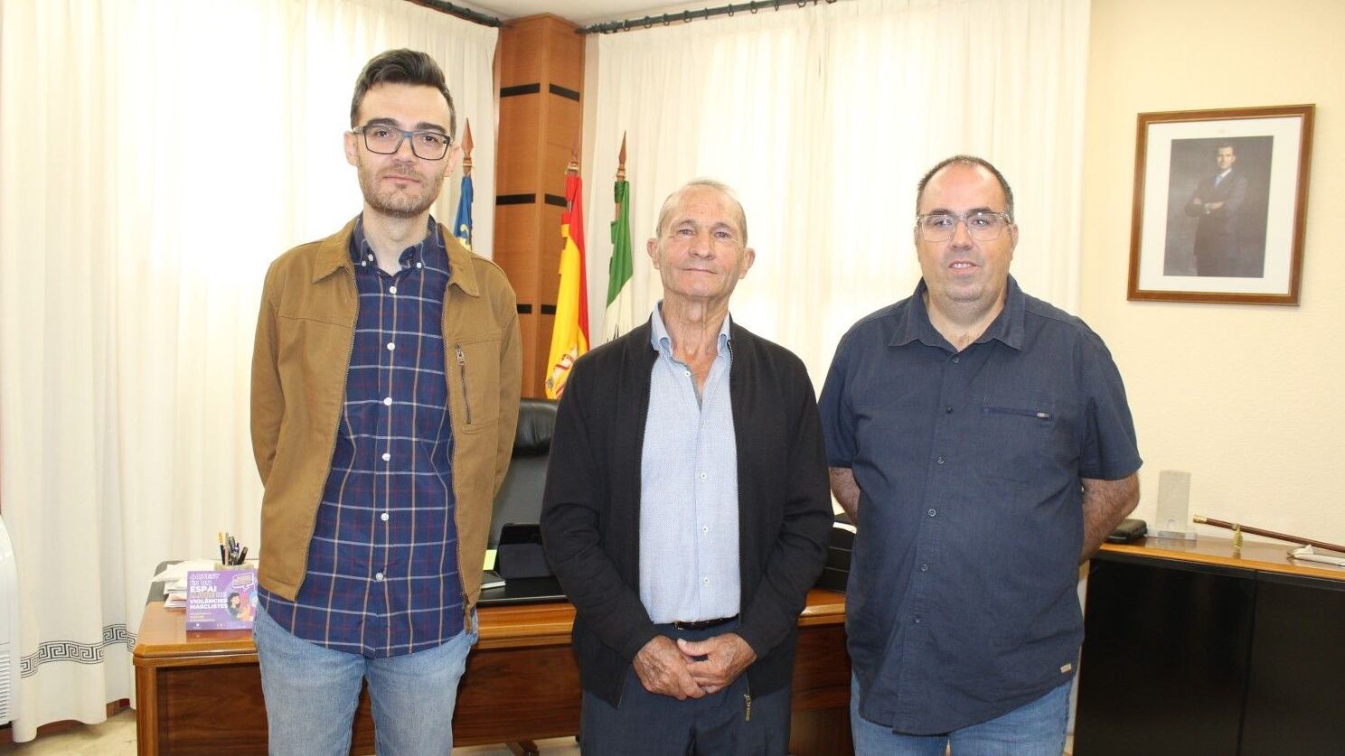 Ramón Santo entre el alcalde de Novelda, Fran Martínez, y el edil de Deportes, Carlos Vizcaino (D)