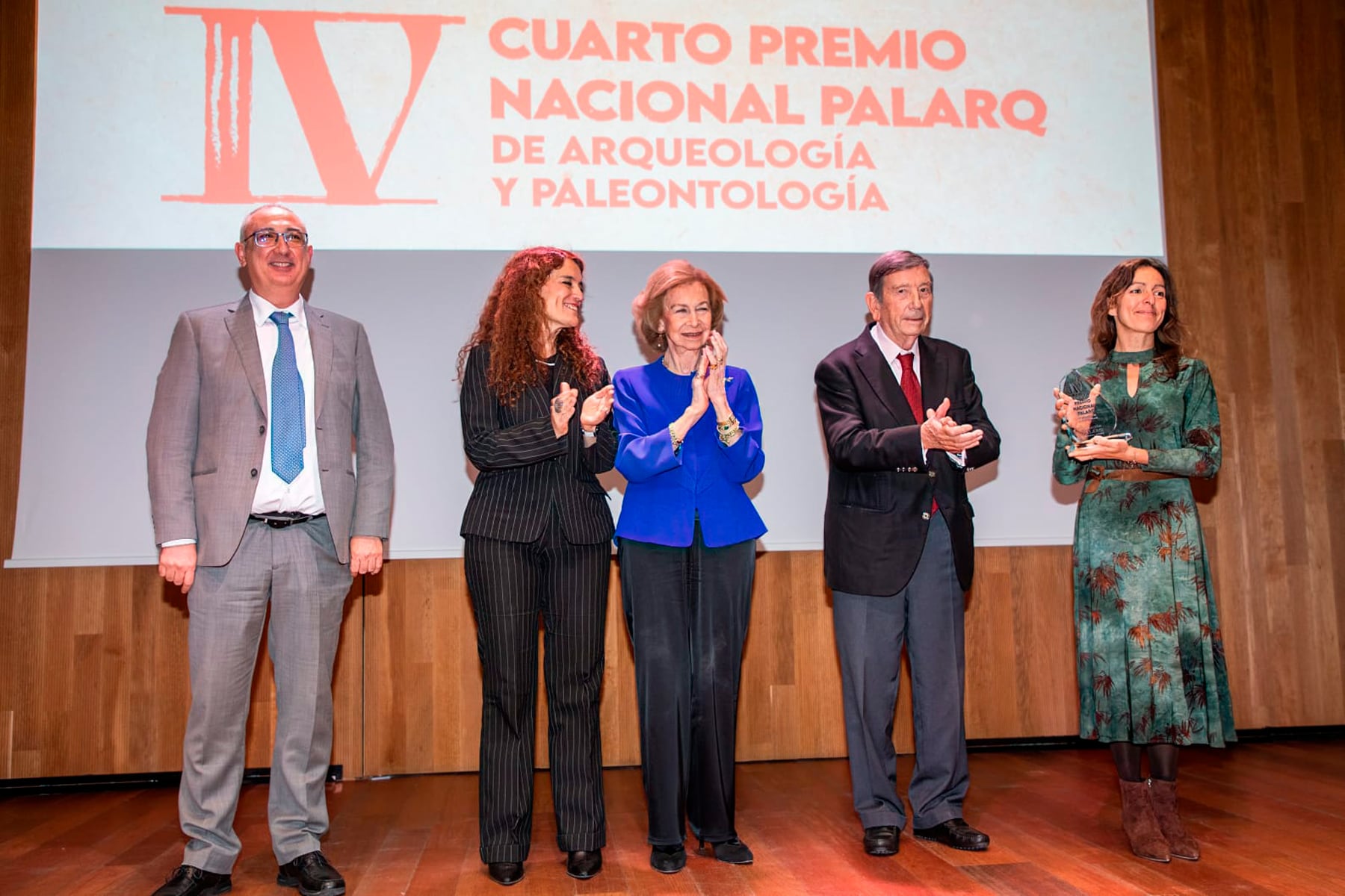 Los investigadores Cristo Hernández y Carolina Mallol, junto a la Reina Emérita Doña Sofía, en el centro de la imagen