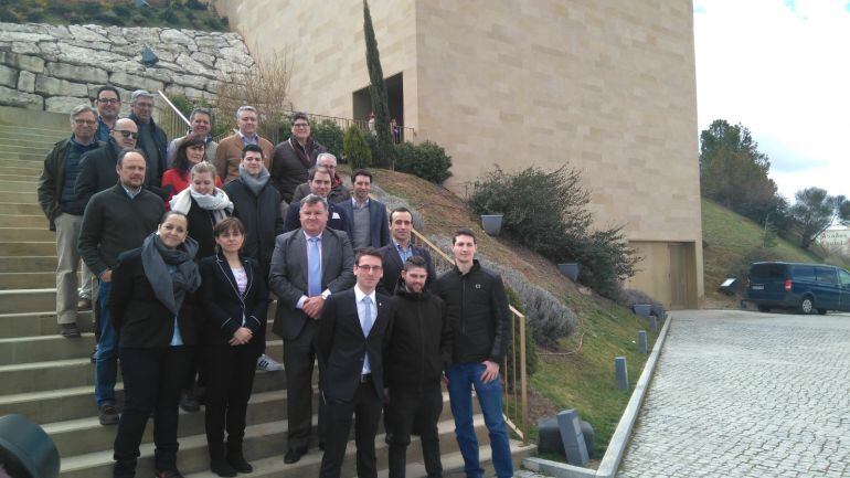 El comité de cata posa tras dar su veredicto a esta cosecha