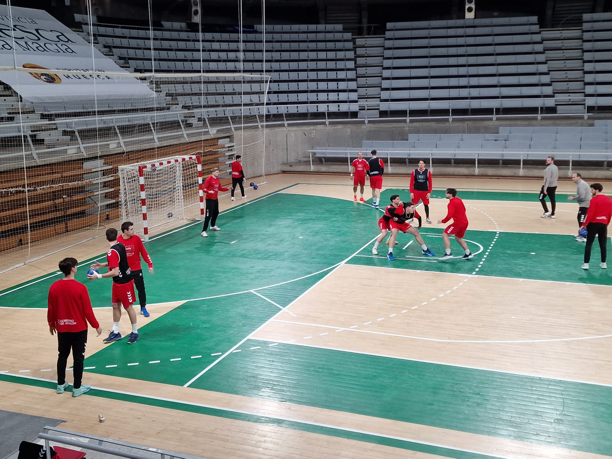 Bada Huesca durante un entrenamiento en el Palacio de los Deportes