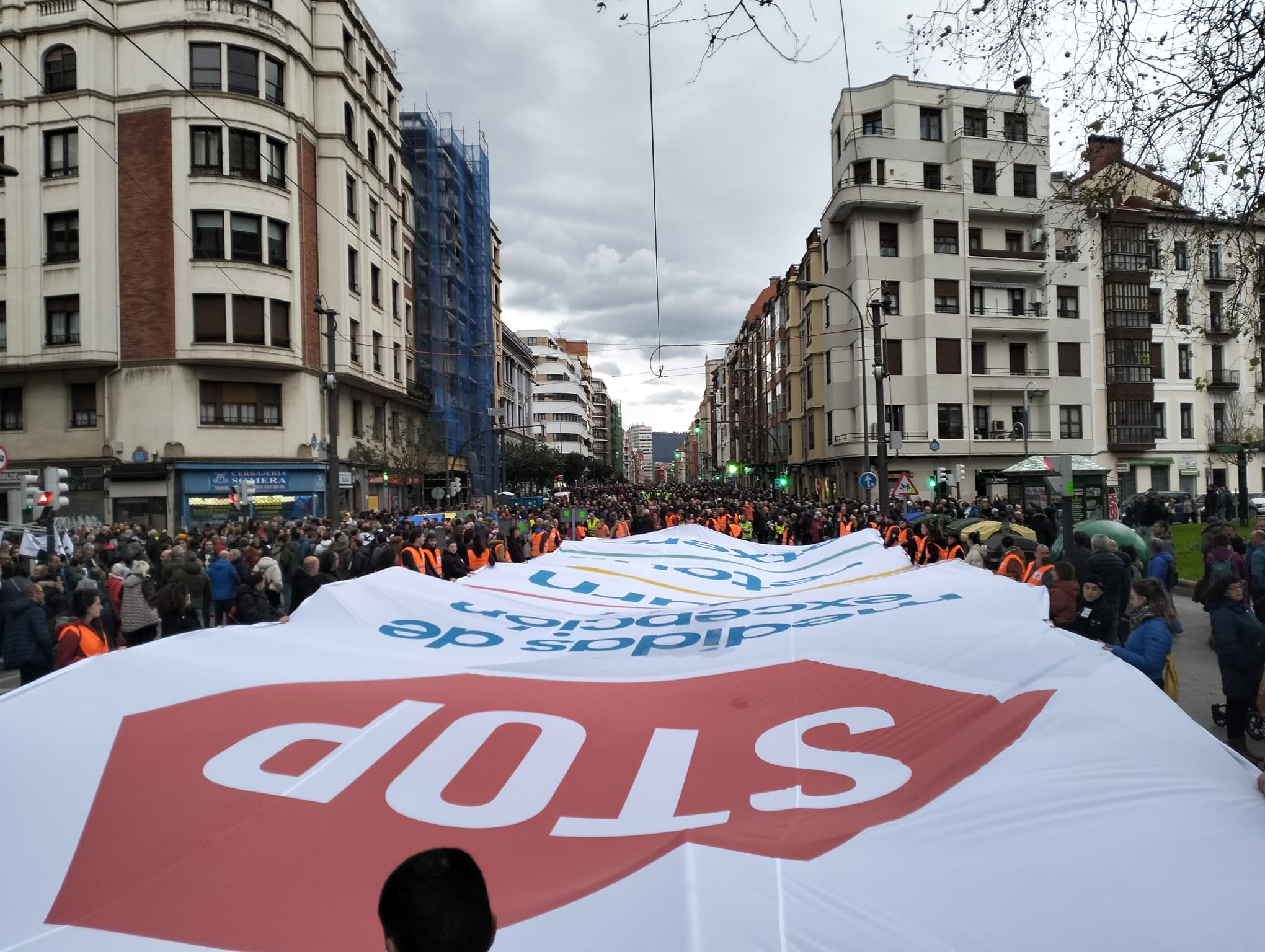 La marcha en su comienzo a las 17:00 horas desde La Casilla con la gran lona que han portado los voluntarios de SARE.