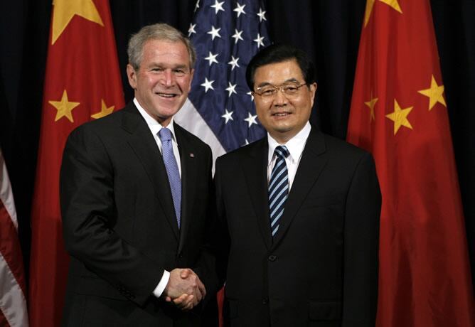 El presidente estadounidense George Bush junto al presidente chino Hu Jintao durante su encuentro en Lima en la cumbre Asia-Pacífico