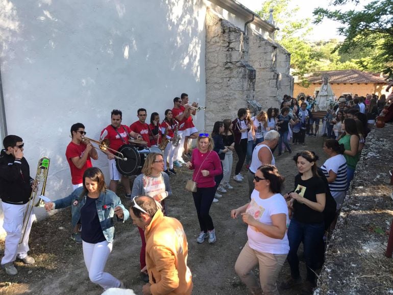 Momento de la procesión del Olmar