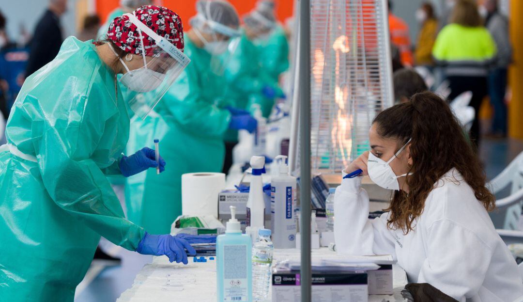 Una trabajadora sanitaria durante la realización de tests de antígenos.